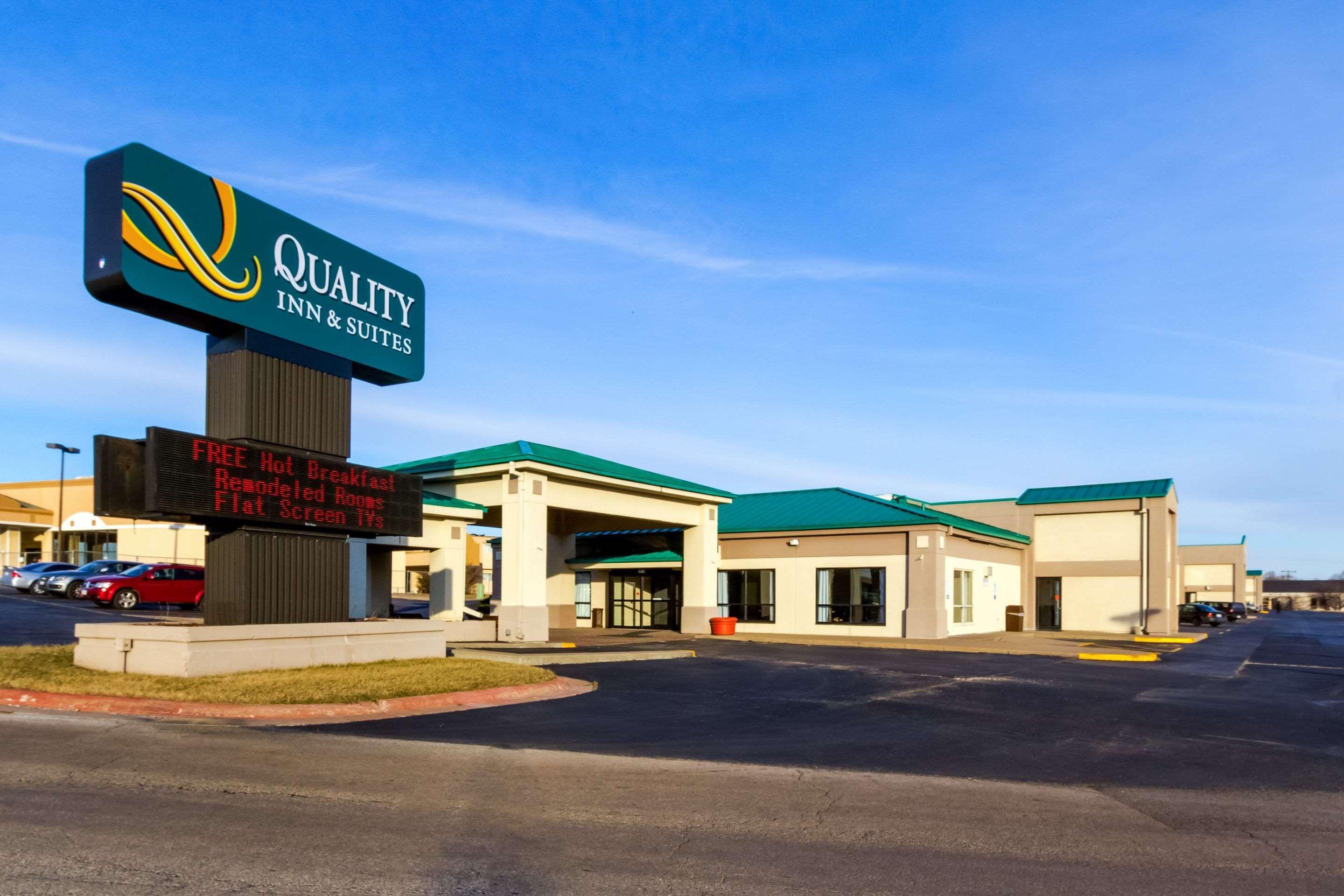 Quality Inn & Suites Moline - Quad Cities מראה חיצוני תמונה